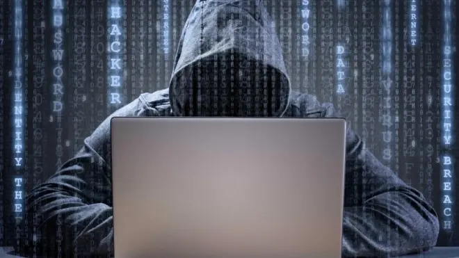 كثيرا ما تصور السينما مجرمي الإنترنت والقراصنة الإلكترونيين بأنهم أشخاص محترفون بطريقة لا يمكن تصديقها