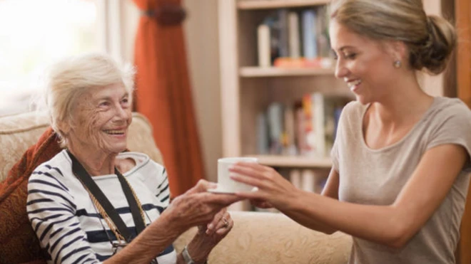 คนแก่เทียบกับคนหนุ่มสาว