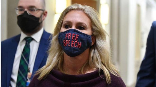 Marjorie Taylor Greene usando uma máscara em que se lê 'liberdade de expressão'