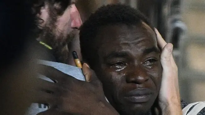 Sevinçten ağlayan bir göçmen