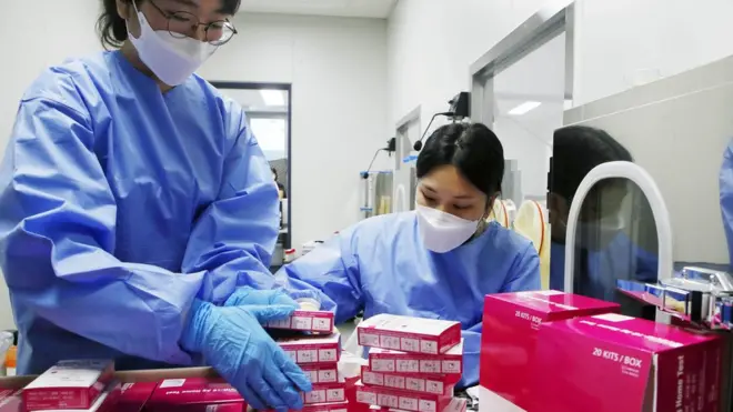 24일 광주 북구 상시선별진료소에서 보건소 의료진들이 방역체계가 오미크론 대응단계로 전환됨에 따라 유증상자들의 방문을 대비해 자가진단키트 수량을 확인하고 있다
