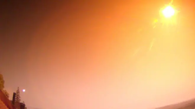 Sawir muujinaya wax dhagax u oo iftiimaya oo cirka ka soo dhacaya