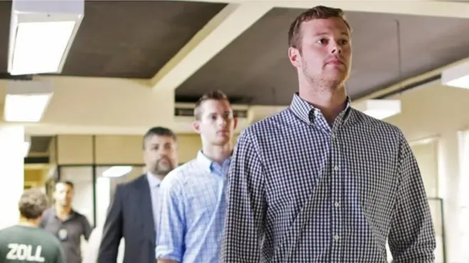 Los nadadores Jack Conger y Gunnar Bentz fueron entrevistados por la policía que investiga el supuesto robo del que fueron víctimas.