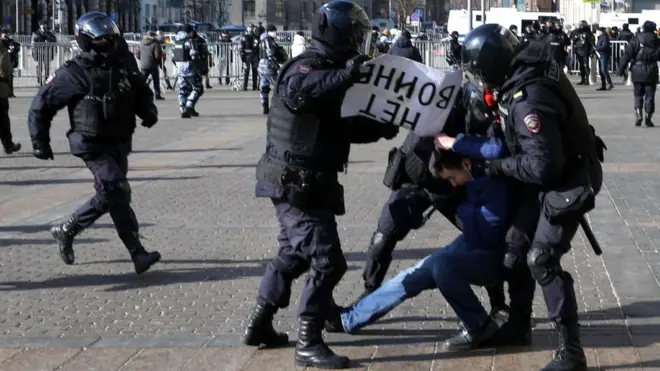 Задержание протестующего против войны