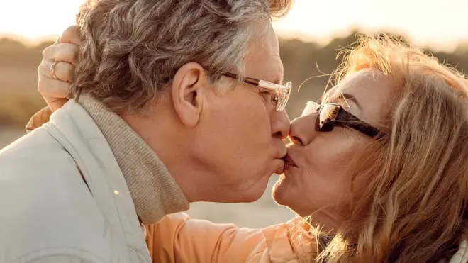 Пожилая пара целуется