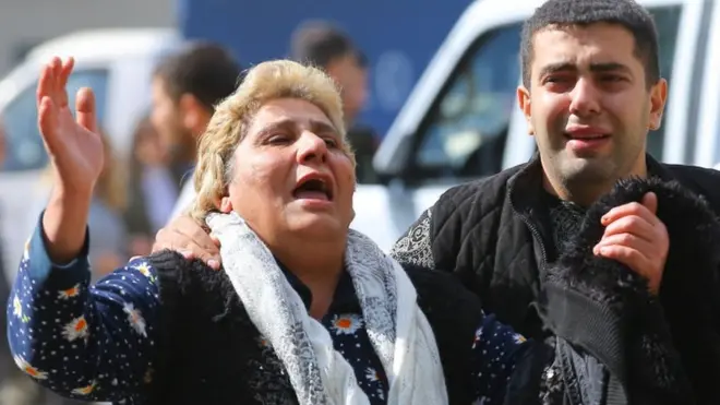 Seorangh perempuan menangis setelah serangan artileri pasukan Armenia di wilayah Ganja, Azerbaijan,11 Oktober 2020, dalam konflik dengan Azerbaijan, memperebutkan wilayah Nagorno-Karabakh.