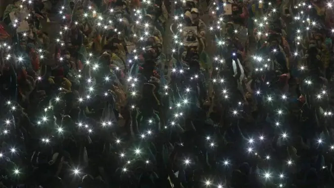 ผู้ชุมนุมที่อนุสาวรีย์ชัยสมรภูมิพร้อมใจกันเปิดไฟจากสมาร์ทโฟนเพื่อขับไล่นายกฯ โดยบรรยายว่าเป็นการทำให้ความมืดมิดให้หมดไปจากสังคมไทย