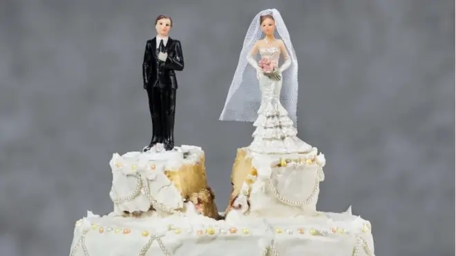 Поправка о запрете однополым парам заключать брак нужна, чтобы привести Семейный кодекс в соответствие с новой версией Конституции, говорят авторы