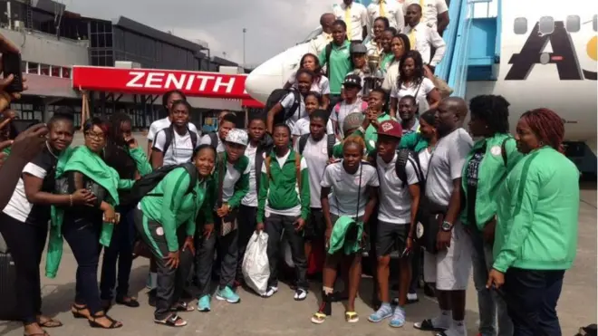 Les footballeuses nigérianes, accueillies à l'aéroport, ont refusé de quitter un hôtel de la capitale pour exiger leurs primes