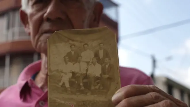 Armando Franco sostiene la foto donde está su padre, uno de los revolucionarios del Líbano.