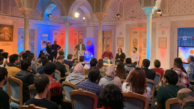 مشهد من الحلقة التي تم تصويرها في دار الحكمة بالعاصمة التونسية