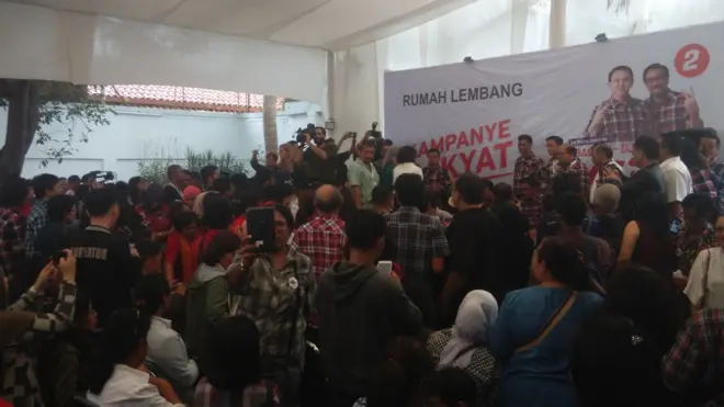 Rumah Lembang lebih ramai dibandingkan hari-hari sebelumnya, dipenuhi warga yang ingin memberi dukungan kepada Ahok yang sudah ditetapkan tersangka kasus penistaan agama
