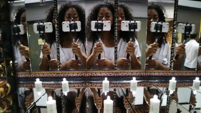 Au Malawi, une sage-femme a été suspendue pour un selfie fait dans une salle d'accouchement et publié sur les réseaux sociaux