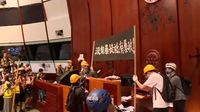 Протестующие в здании парламента в Гонконге