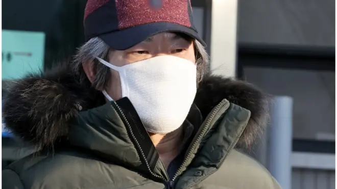 아동 성폭행 혐의로 징역 12년을 복역 후 출소한 조두순(68)이 12일 오전 경기도 안산준법지원센터에서 행정절차를 마치고 이동하고 있다