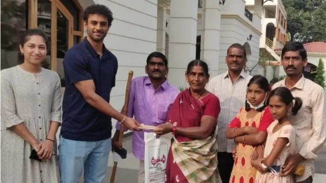 సత్తియ్య కుటుంబానికి సహాయం అందిస్తున్న మోహన్ నేమాని కుమారుడు