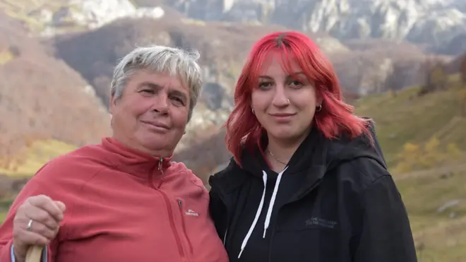 在阿爾巴尼亞,由於傳統法律賦予女性很少的權利,一些人發誓保持貞潔並以男性身份生活。