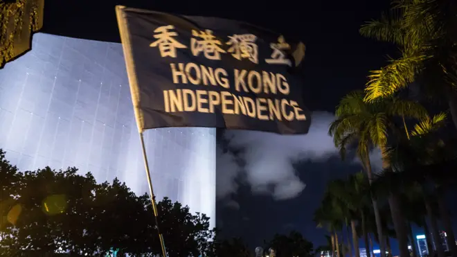 港獨示威者揮舞「香港獨立」旗幟（資料圖片）