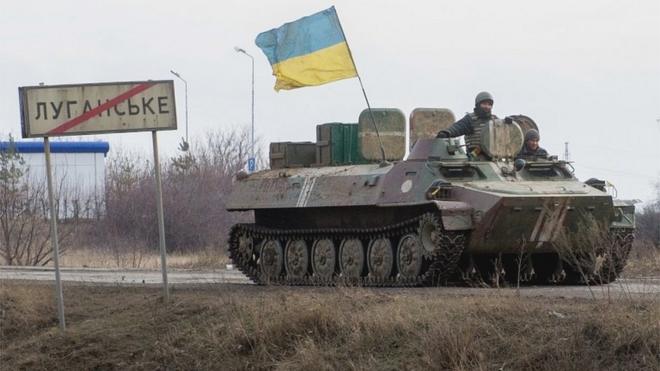 Танк с украинским флагом близ Луганска (арихвное фото - февраль 2015 года)