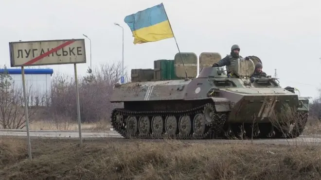 Танк с украинским флагом близ Луганска (арихвное фото - февраль 2015 года)