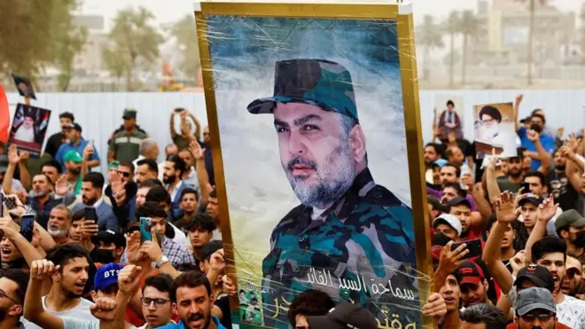 أنصار رجل الدين الشيعي العراقي مقتدى الصدر يرددون هتافات خلال احتفال بعد أن أقر البرلمان العراقي قانونا يجرم تطبيع العلاقات مع إسرائيل