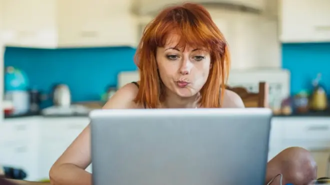Mujer frente a su computadora.