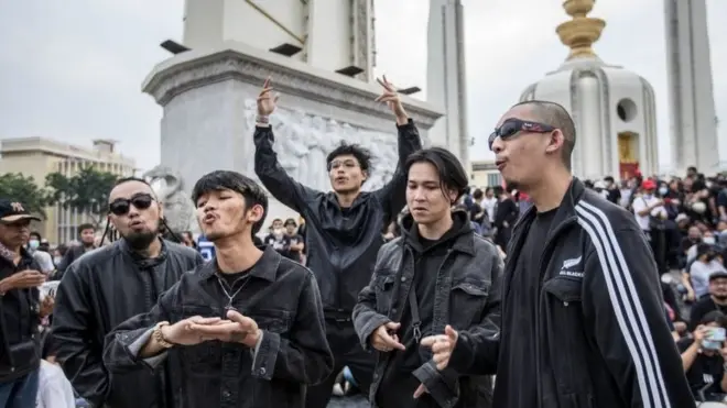 ศิลปินกลุ่ม RAD ถ่ายทำมิวสิกวิดีโอเพลง "ปฏิรูป" ในที่ชุมนุมกลุ่ม "ราษฎร" ที่อนุสาวรีย์ประชาธิปไตย