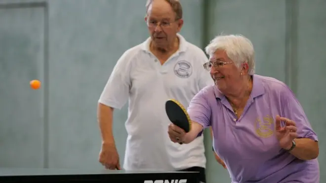 Uzmanlar emekli olduktan sonra kadınların günde 1 saat, erkeklerin de 1,5 saat spor yapmasının ömrü uzattığını söylüyor