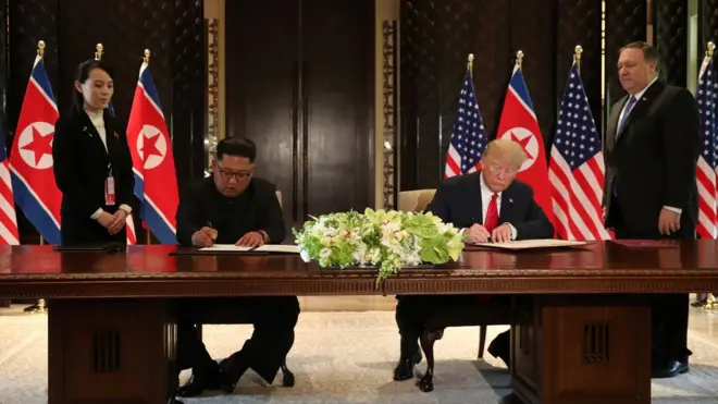Tổng thống Donald Trump (phải), và lãnh đạo Bắc Hàn Kim Jong-un tại cuộc họp thượng đỉnh ở Singapore.