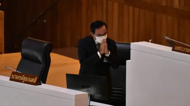 งบกลางมักถูกเปรียบเปรยว่าเป็นการ "ตีเช็คเปล่า" เนื่องจากมีเฉพาะหัวข้อกับวงเงิน โดยที่นายกฯ เป็นผู้มีอำนาจเบิกจ่าย