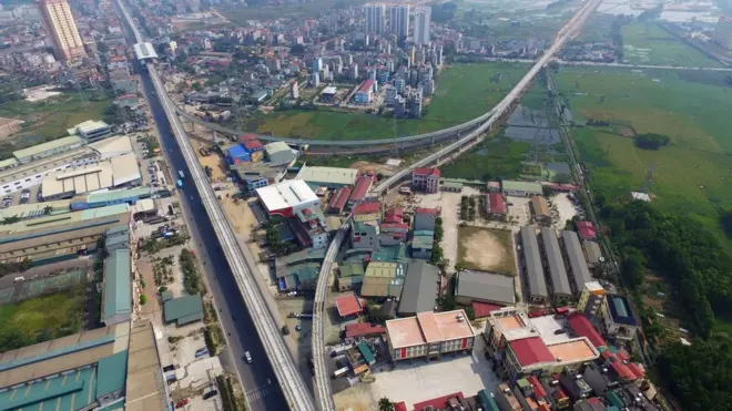 Với 12 ga bao gồm: ga Cát Linh, ga Đê La Thành, ga Thái Hà, ga Đường Láng, ga Ngã Tư Sở, ga Đại học Quốc gia, ga Vành đai 3, ga Thanh Xuân, ga Bến xe Hà Đông, ga La Khê, ga Văn Khê và ga Hà Đông. Ngày 23/2, Tổng thầu Trung Quốc đã hoàn thành việc đưa đoàn tàu Cát Linh - Hà Đông đầu tiên nhập vào hệ thống đường sắt trên cao, tại điểm ga La Khê - Hà Đông.