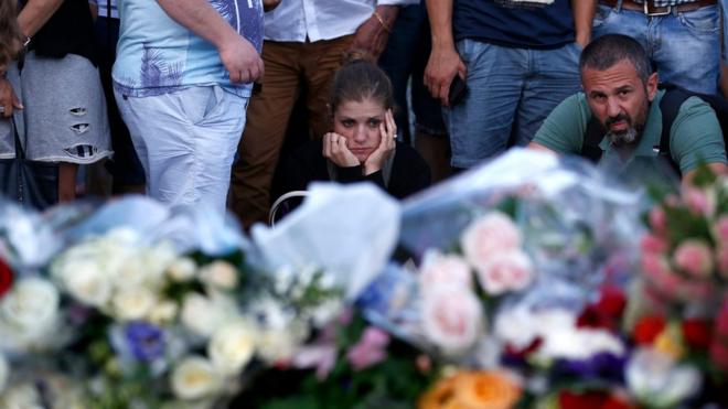 Pessoas prestam homenagem a vítimasestrela bet aviatorataque com caminhão na Promenade des Anglais