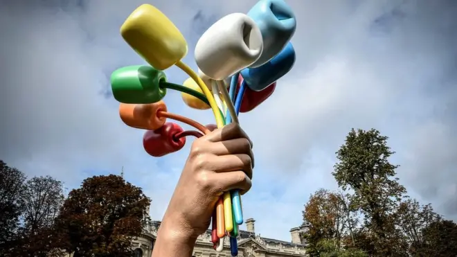 쿤스의 '튤립 한 다발'에 대한 대중의 의견은 갈리고 있다