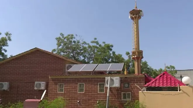 مسجد السبطين الحسن والحسين، يعبر الأول من نوعه في الامارات العربية المتحدة، من ناحية التقنية والتصميم.