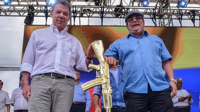 El presidente Juan Manuel Santos (izquierda) junto a Rodrigo Londoño Echeverri, Timochenko, jefe de las FARC.