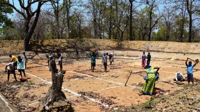 मनरेगा के तहत काम करते मज़दूर