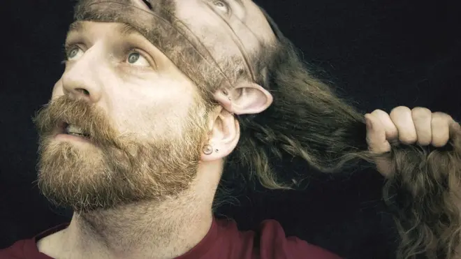 Чоловік стягує маску