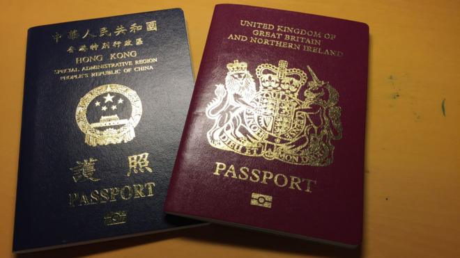 中國香港特區護照（左）與英國國民（海外）護照（右）