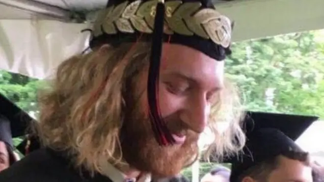 تخرج تاليسين ميردين نامكاي ميتش، الذي دافع عن الفتاتين في قطار بورتلاند، من كلية لدراسات الاقتصاد