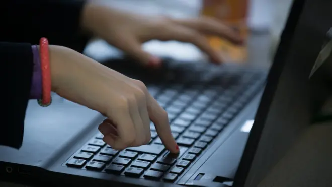 Власти многих стран предупреждают об опасности интернет-игры "Синий кит"