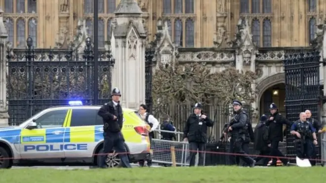 ရဲ အရာရှိ တစ်ယောက် ဓားနဲ့ အတိုက်အခိုက် ခံလိုက်ရ