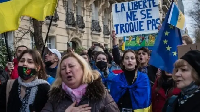 Как проходят акции против и в поддержку признания ДНР и ЛНР