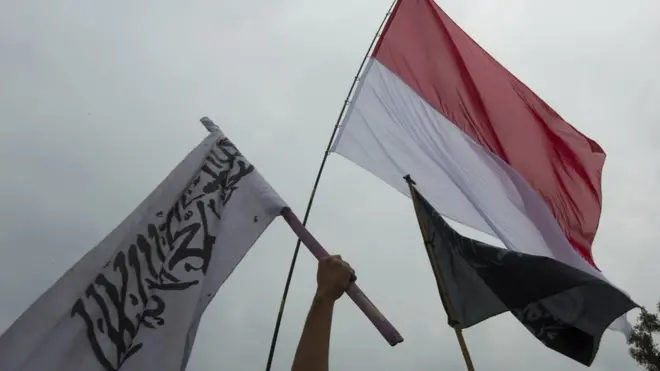 Mobilisasi sentimen agama menjadi senjata utama untuk menjatuhkan lawan politik selama Pilkada DKI Jakarta 2017.