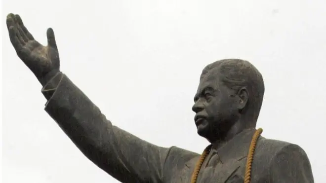 Статуя Саддаму Хуссейну