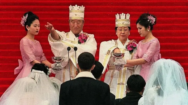 مون وزوجته خلال مباركة حفلة زفاف جماعية لأكثر من 60 ألف شخص، عام 2000، في سيول