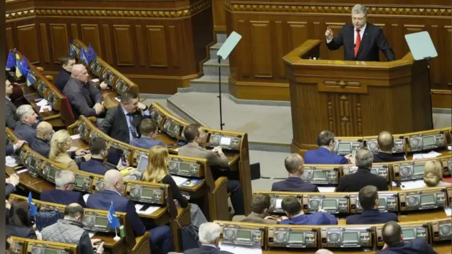 Tổng thống Ukraine Petro Poroshenko đề xuất ban hành thiết quân luật tại nghị viện