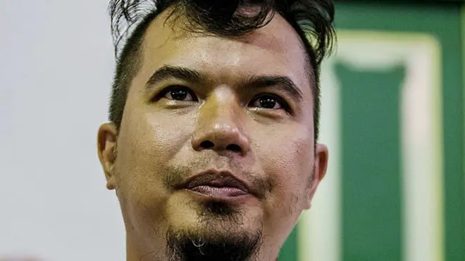 Ahmad Dhanididuga melanggar pasal 207 Kitab Undang-Undang Hukum Pidana (KUHP) mengenai penghinaan terhadap penguasa dengan ancaman hukuman penjara 1,6 tahun.