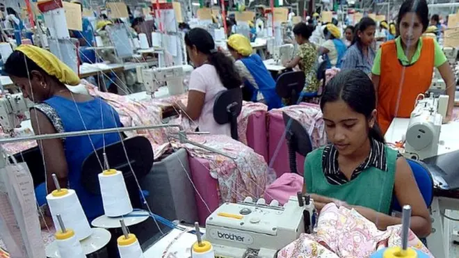 ඇඟලුම් කම්හලක සේවිකාවෝ