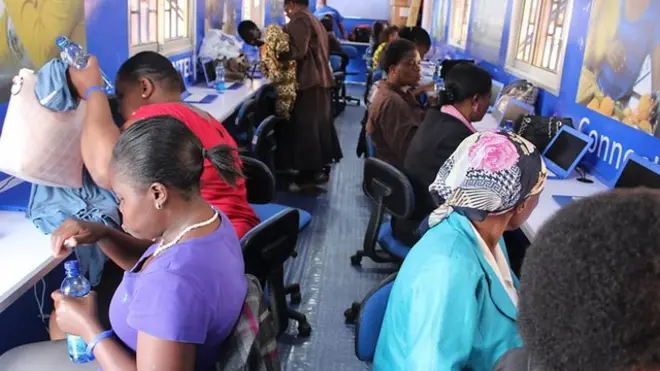 Wanawake nchini Kenya wakipokea mafunzo ya kimsingi kuhusu mtandao na tarakilishi