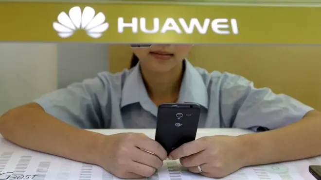 Девушка с телефоном